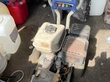 une petite machine posée sur le sol