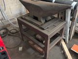 de nombreux outils posés sur une table dans une pièce