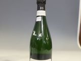 une bouteille de vin posée sur le plan de travail d'une cuisine