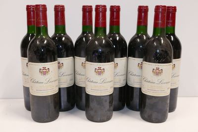 six bouteilles de vin rouge sont alignées sur une surface blanche
