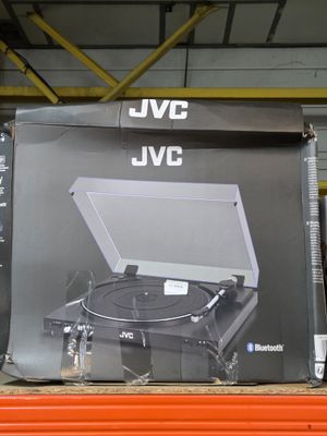 une boîte sur laquelle est posé un tourne-disque, dans un magasin