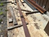 de nombreux morceaux de bois éparpillés par terre à l'extérieur d'un bâtiment
