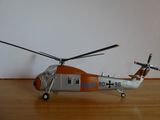 une maquette d'hélicoptère posée sur une table en bois
