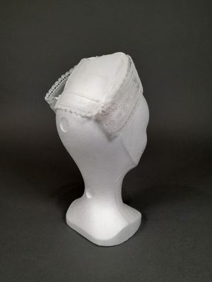 une image représentant un chapeau blanc posé sur la tête d'un mannequin