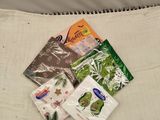 de nombreux sachets de nourriture posés sur un lit, à côté d'un oreiller