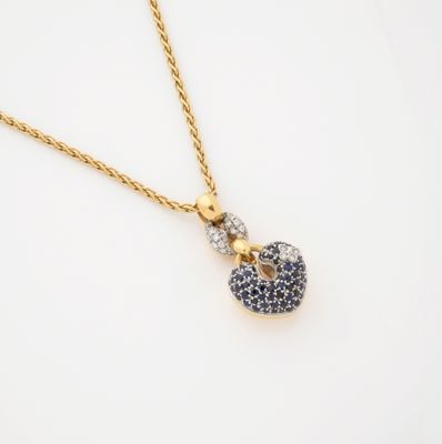 un collier en or orné de diamants bleus et blancs sur fond blanc