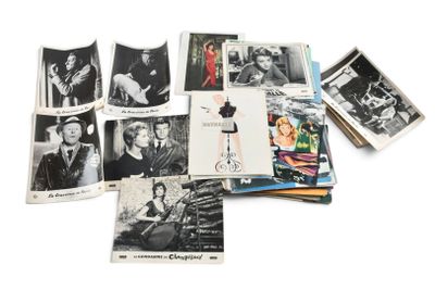 une image représentant une pile de vieilles photos et de cartes postales posées sur une surface blanche