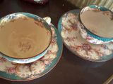 deux tasses et soucoupes posées l'une à côté de l'autre sur une table