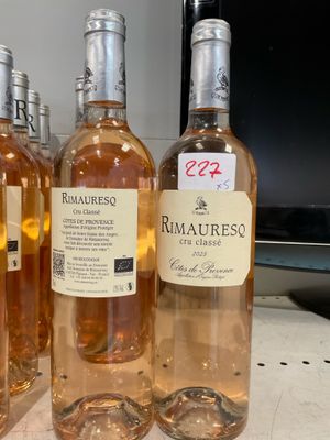 quatre bouteilles de vin sont alignées sur un comptoir