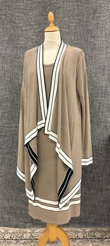 RODIER – Ensemble robe et veste en jersey marron et beige. Taille...