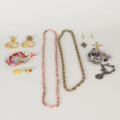 un assortiment de bijoux comprenant un collier, un bracelet et une bague