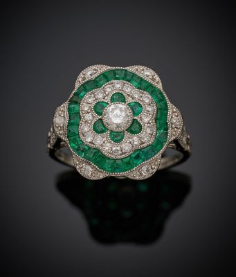 une bague Art déco sertie d'une émeraude et de diamants