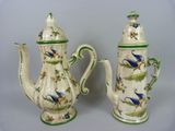 une paire de théières en porcelaine ornées de paons et de fleurs