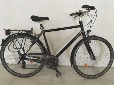 un vélo noir appuyé contre un mur