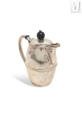 une vieille théière en argent avec une poignée en bois sur fond blanc