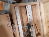 une boîte en bois contenant des outils