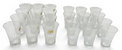 un grand nombre de verres alignés sur la table