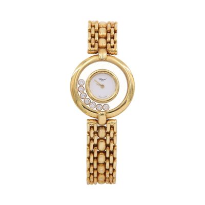un gros plan d'une montre en or sertie de diamants sur fond blanc