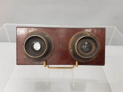 une photo d'une vitrine sur laquelle sont posées deux horloges