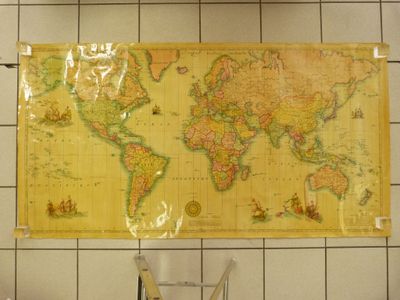 une carte du monde accrochée au mur de la salle de bains