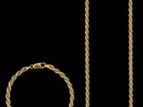 un collier en or, un bracelet et un autre bracelet avec une chaîne