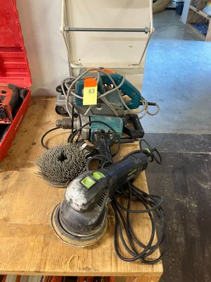 une table sur laquelle sont posés plusieurs outils