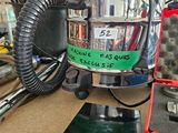une machine posée sur une table