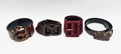 trois ceintures munies de boucles sont alignées sur une surface blanche