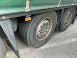 un camion vert garé sur le bord de la route