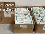 plusieurs boîtes de dentifrice posées les unes à côté des autres sur le sol