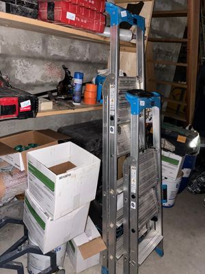 une échelle appuyée contre un mur dans un garage