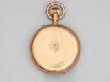 une montre de poche ancienne avec un boîtier en or et une chaîne en or