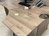 un bureau sur lequel se trouvent un ordinateur et un téléphone
