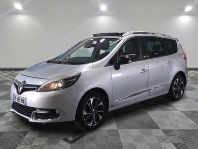 la photo d'un monospace argenté garé dans un garage