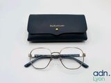 un gros plan sur une paire de lunettes et un étui posés sur une table