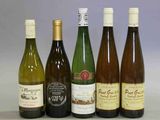 plusieurs bouteilles de vin sont alignées sur une table
