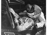 une vieille photo en noir et blanc d'un homme en combinaison spatiale
