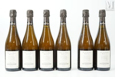 six bouteilles de vin sont alignées sur une surface blanche