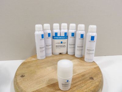 une planche en bois sur laquelle sont posées de nombreuses bouteilles de lotion