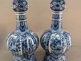 une paire de vases bleus et blancs posés l'un à côté de l'autre sur une table