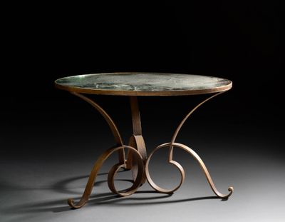 une petite table avec un plateau en verre et des pieds en métal