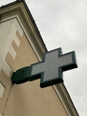 Croix lumineuse-enseigne de pharmacie et panneau caducée mur…