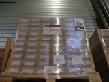 une grande pile de cartons sur une palette dans un entrepôt
