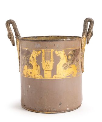 un pot marron orné d'un motif jaune