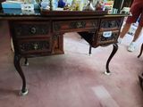 a desk with a mirror on top of it in a room