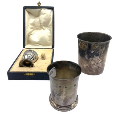 trois articles d'argenterie, à savoir une flaskt, une tasse et une boîte