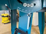 une machine posée sur le sol du garage