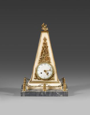 une image représentant une horloge dorée et blanche posée sur un socle en marbre