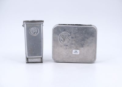 un petit récipient en argent orné d'un cheval