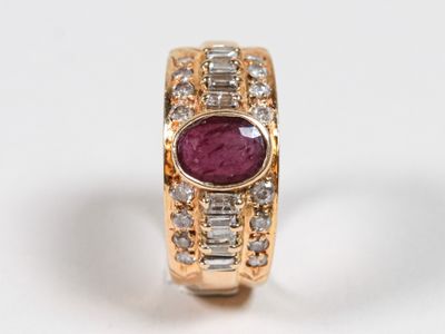 un gros plan d'une bague ornée d'une pierre rose entourée de diamants blancs